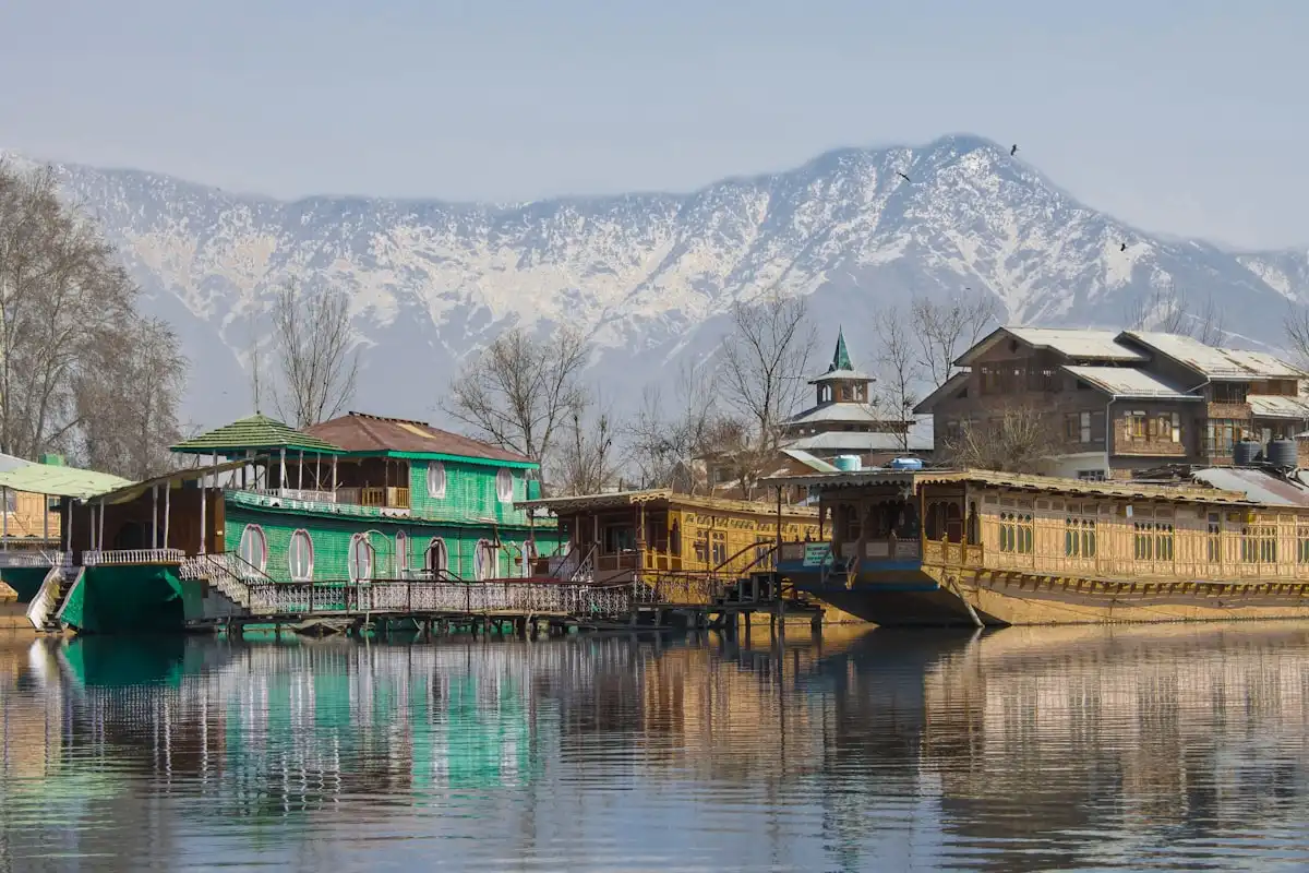 Dal Lake & Houseboats in Jammu Kashmir